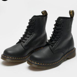 DR. MARTENS 1460 Pascal Virginia Leather Womens Boots